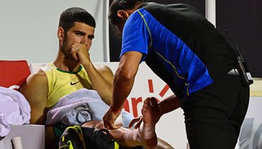 Алькарас подвернул ногу в самом начале матча с Монтейро в Рио-де-Жанейро