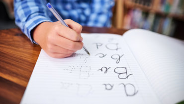 Невролог рассказала, почему стоит обратить внимание на плохой почерк у ребенка