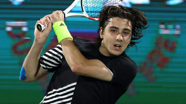 Презервативпен минеттерді бейнелейтін онлайн порно көру. Үйленген әйелдер фотоға түседі