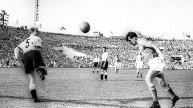 Футболист Сергей Саильников в матче против сборной Германии в 1955 году