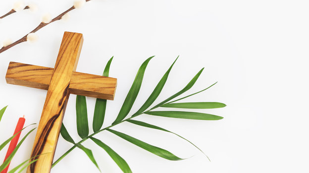 Деревянный крест, веточка пальмы и вербы