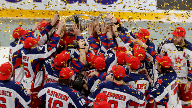 Хоккеисты ЦСКА празднуют победу в Кубке Гагарина-2023.