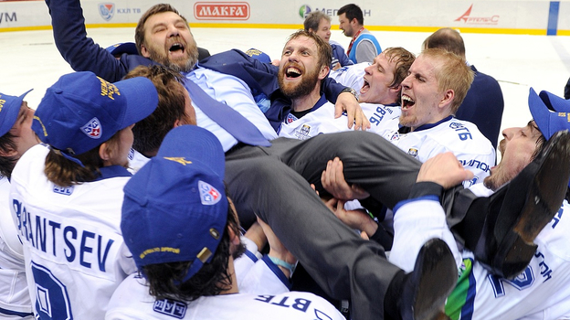 Хоккеисты «Динамо» качают главного тренера Олега Знарка после победы в Кубке Гагарина-2013.