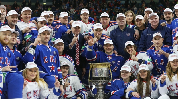 Игроки, тренеры и руководство СКА празднуют победу в Кубке Гагарина-2015.
