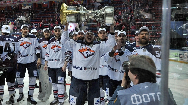 Хоккеисты «Металлурга» отмечают победу в Кубке Гагарина-2016.