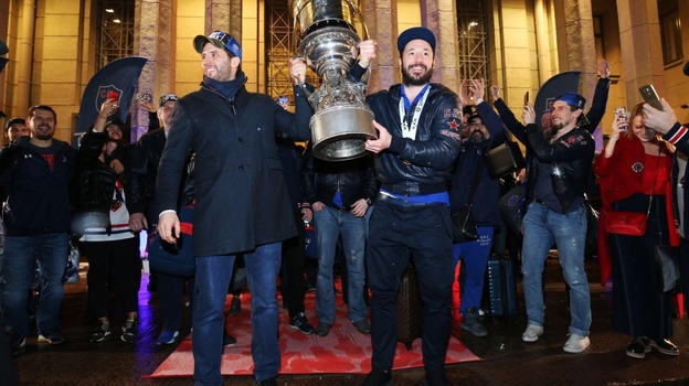 Роман Ротенберг (слева) и Илья Ковальчук празднуют победу в Кубке Гагарина-2017.
