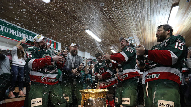 Хоккеисты «Ак Барса» празднуют победу в Кубке Гагарина-2018.