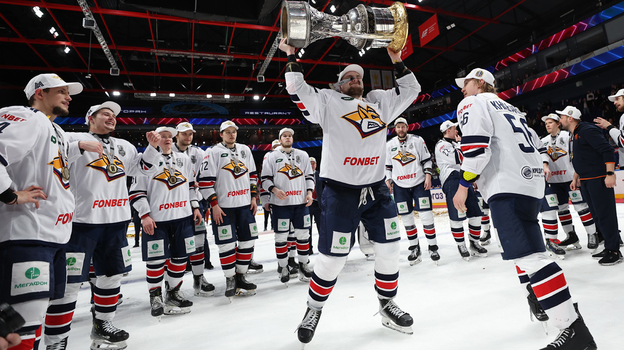 Хоккеисты «Металлурга» празднуют победу в Кубке Гагарина