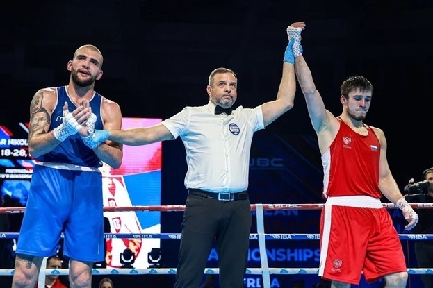 В полуфинале чемпионата Европы по боксу Шарабутдин Атаев победил серба Велько Разнатовича.