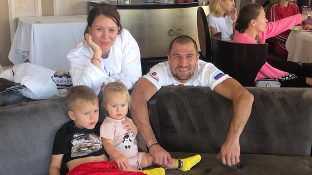 Сергей Ковалев с семьей на неделе боя с Саулем Альваресом.