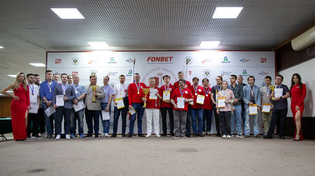 Шахматисты на церемонии награждения по итогам командного чемпионата России по шахматам.