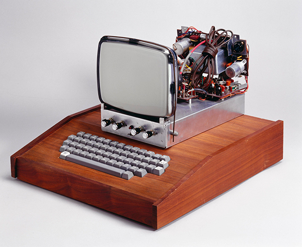 Первый компьютер Apple.