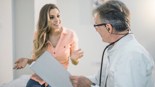 Зрелый врач-мужчина