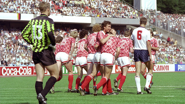 Сборная СССР празднует гол в ворота англичан.