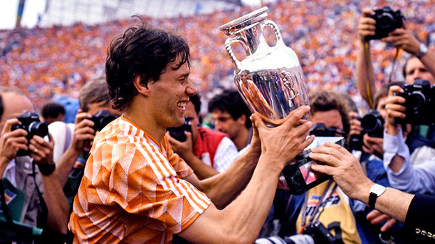 Марко ван Бастен поднимает чемпионский кубок.