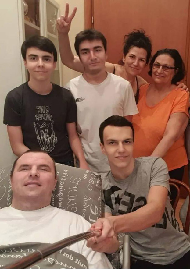 Вениамин Мандрыкин (внизу слева), его сыновья Давид и Даниил, сестра Жанна, племянник Георгий и мама Надежда