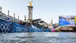 Спортсмены во время заплыва в реке Сена в Париже