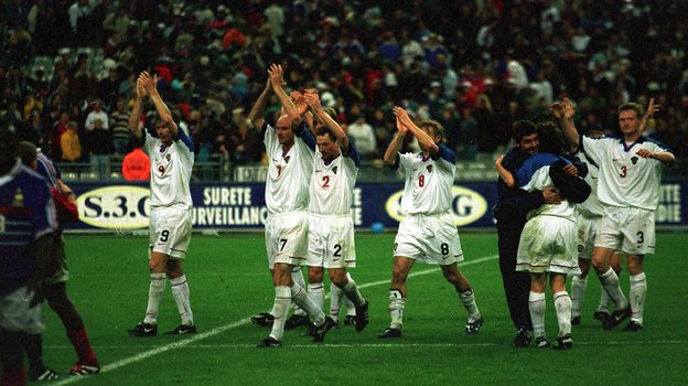 Футболисты сборной России после победы над Францией в 1999-м году.