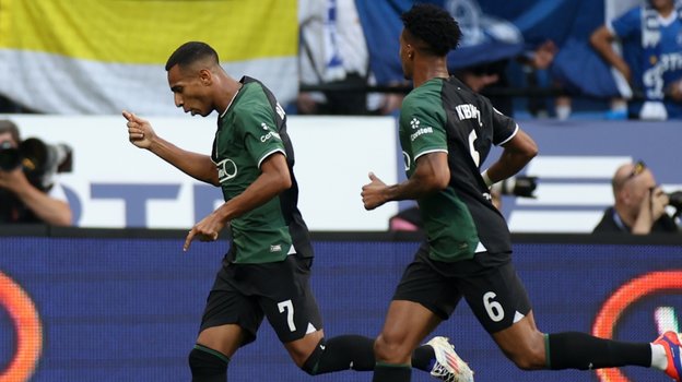 Виктор Са (№ 7) прадзднует гол в ворота «Динамо».
