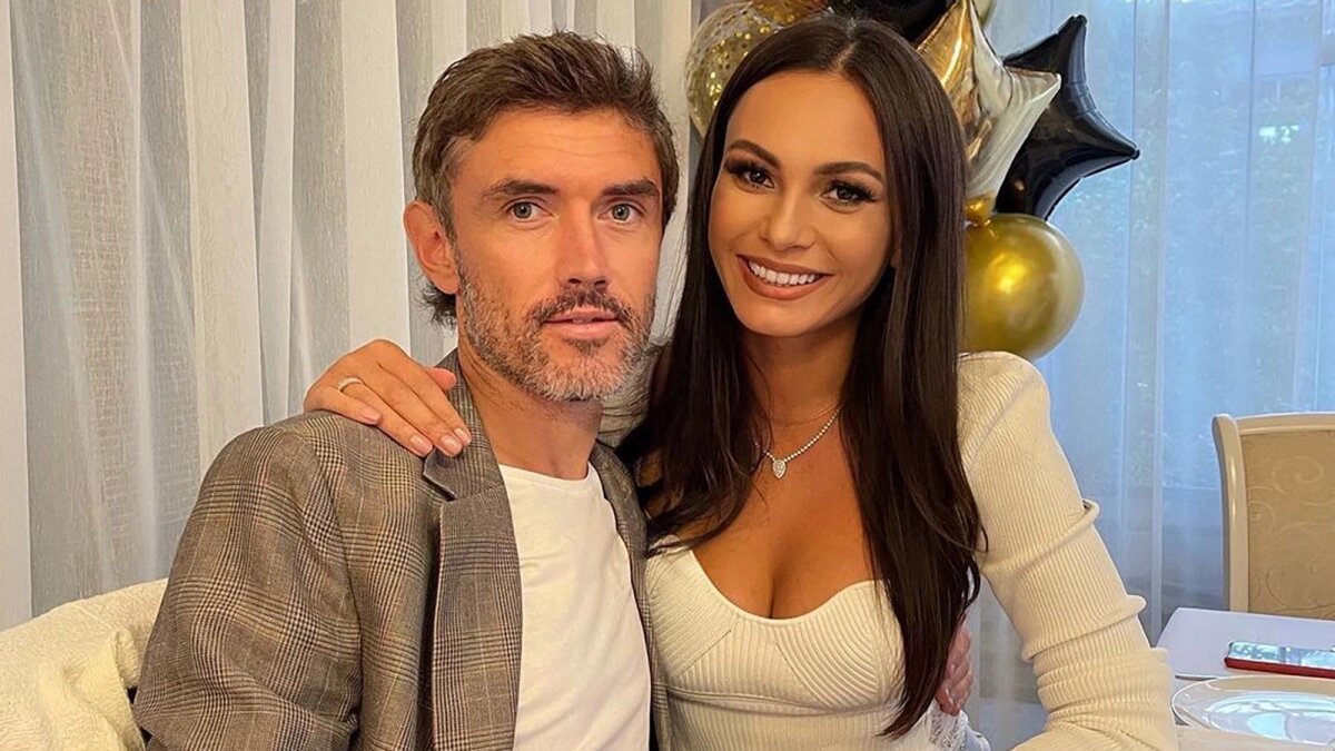 Порно жұлдыз Никки Бенц Еленаның кеудесі