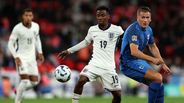 Анхель Гомеш (№ 19) в сборной Англии.