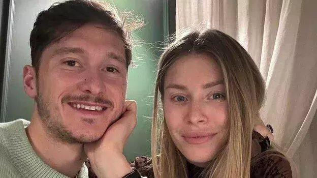 Интернеттегі BDSM порно видеолары бар қыздарды қоршауға байлаған