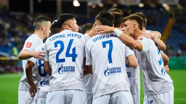 Игроки «Оренбурга» радуются голу в ворота «Ростова» в Кубке России.