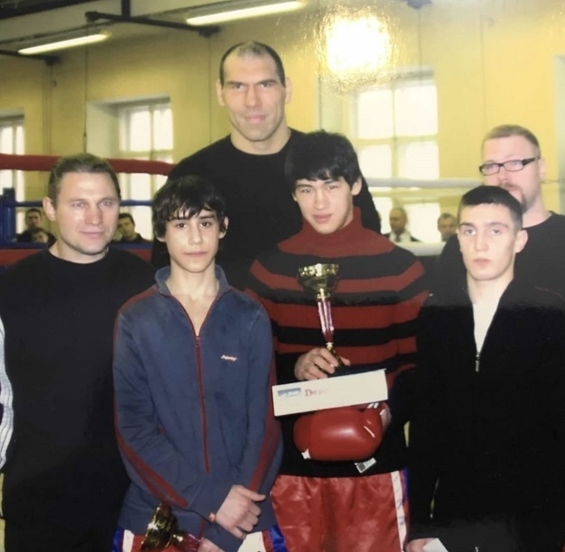 Николай Исаев, Максим Дадашев и Дмитрий Бивол с Николаем Валуевым. Николай Исаев, Максим Дадашев и Дмитрий Бивол с Николаем Валуевым