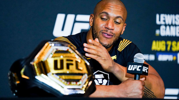 Сирил Ган с поясом временного чемпиона UFC после победы над Дерриком Льюисом. Боец UFC из Франции Сирил Ган