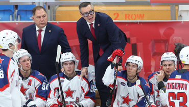 Алексей Трощинский и Илья Воробьев (в верхнем ряду) с игроками ЦСКА.