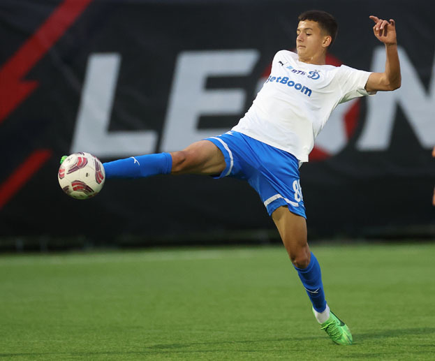 Полузащитник «Динамо» Виктор Окишор. Футболист «Динамо» Виктор Окишор