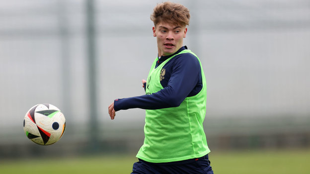 Полузащитник «Урала» Илья Ишков. Футболист «Урала» Илья Ишков