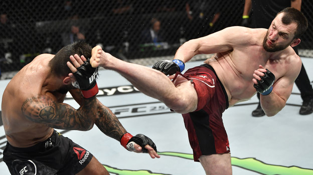 Муслим Салихов (справа) в бою против Элизеу Залески. Российские боец UFC Муслим Салихов в бою против Элизеу Залески