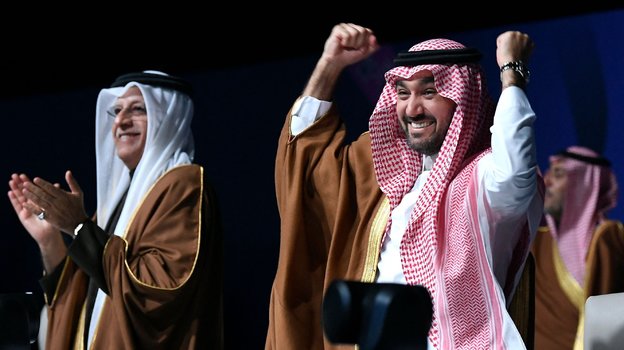 Президент Азиатской футбольной конфедерации Салман бин Ибрагим Аль-Халифа и министр спорта Саудовской Аравии Абдулазиз бин Турки аль-Фейсал Аль-Сауд празднуют утверждение Саудовской Аравии в качестве страны — хозяйки ЧМ-2034.