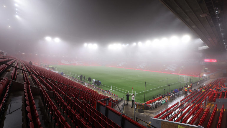 пустые трибуны стадиона Энфилд в пасмурную погоду