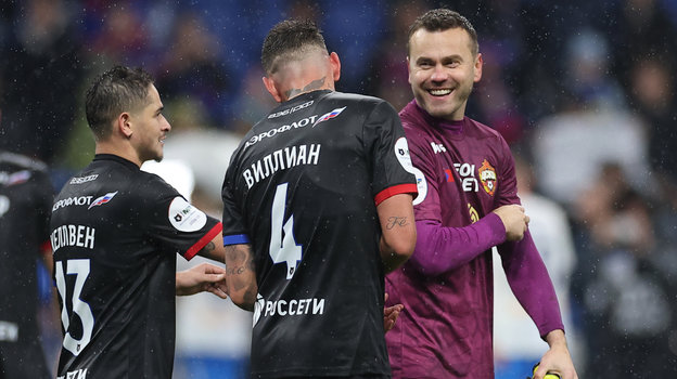 Футболисты ЦСКА Келлвен, Виллиан Роша и Игорь Акинфеев