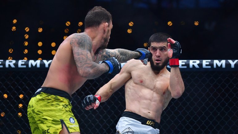 Ренато Мойкано и Ислам Махачев на турнире UFC 311.