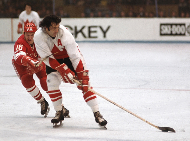 Советский форвард Владимир Петров (слева) пытается отобрать шайбу у Фила Эспозито. 1972 год.