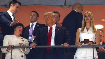 Трамп без Мелании, Тейлор Свифт без победы, Брэдли Купер с дочерью: звезды на Супербоуле