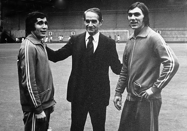 Евгений Ловчев, Николай Старостин и Вагиз Хидиятуллин. Чемпионат СССР. 1970-е годы. Москва. Футболисты «Спартака» Евгений Ловчев (слева) и Вагиз Хидиятуллин. Николай Старостин