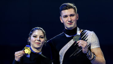 Анастасия Мишина и Александр Галлямов после победы в финале «Гран-при России».