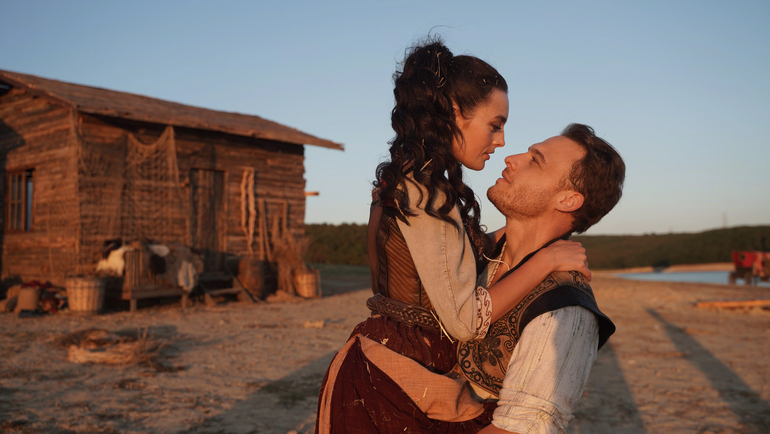 Студенттердің кеште жыныстық қатынасқа түсуі туралы фильм.