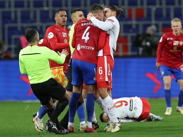 Драка Срджана Бабича и Виллиана Роши в матче ЦСКА — «Спартак» (0:2). 2 ноября 2024 года. Москва. Драка Срджана Бабича и Виллиана Роши в матче ЦСКА — «Спартак» (0:2). 2 ноября 2024 года. Москва.
