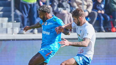 Полузащитник «Зенита» Вендел (слева) в матче с «Факелом» (2:0).