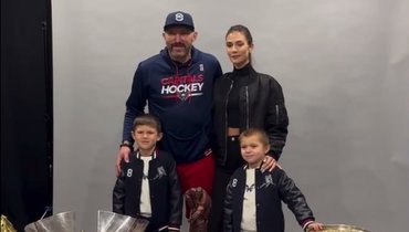 Александр Овечкин провел фотосессию с семьей и своими трофеями