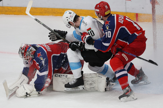 Вратарь ЦСКА Иван Просветов, защитник минского «Динамо» Николя Мелош и форвард армейцев Егор Афанасьев