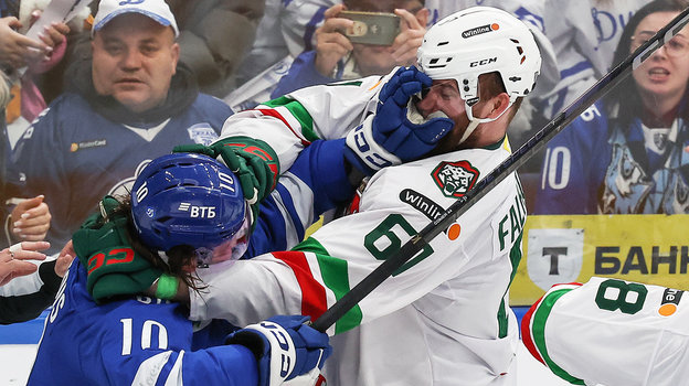 Хоккеисты Макс Комтуа и Степан Фальковский в матче «Динамо» — «Ак Барс»