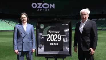 Директор по маркетингу и монетизации Ozon Олег Дорожок и генеральный директор ФК «Краснодар» Владимир Хашиг.
