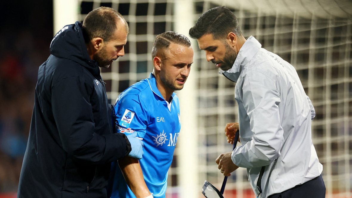 Станислав Лоботка (в центре). Футболист Станислав Лоботка