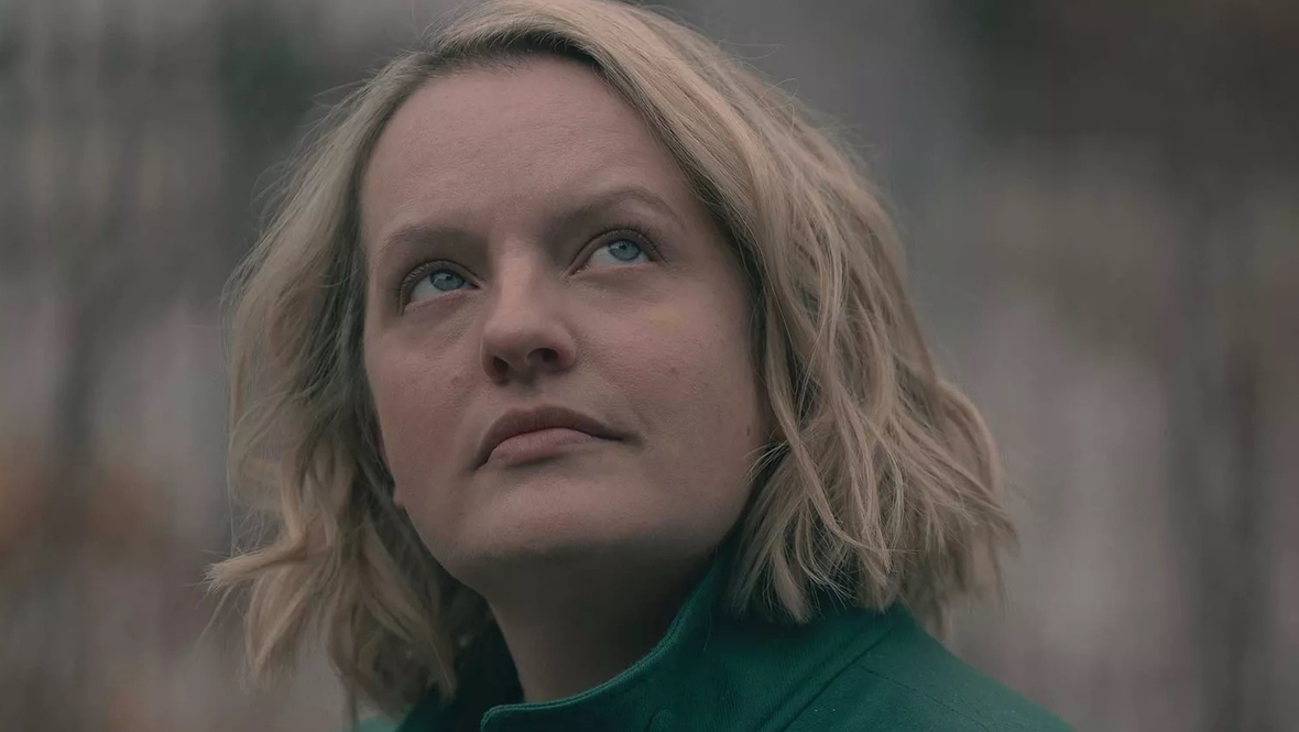 Кадр из сериала «Рассказ служанки», реж. Майк Баркер, Элизабет Мосс, Кари Скогланд и др., Hulu
